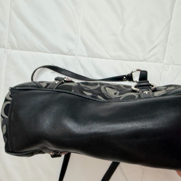 A Black Coach Signature Hand Bag. F13053 - Picture 8 of 12